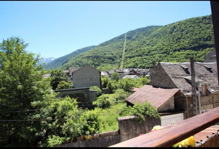 T3 centre Luchon balcon sur les Pyrénées