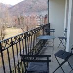 Balcon avec chaises et table