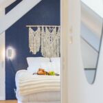 15.Chambre-douillette-et-lumineuse-pour-une-nuit-reposante-min