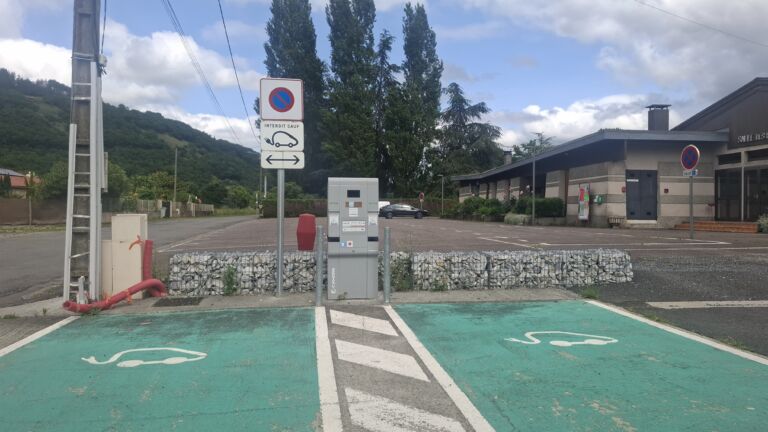 borne-de-recharge-electrique-labroquere-pyrenees31