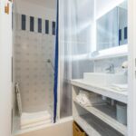 9.salle-d-eau-retro-optimise-chaleureuse-propre-min