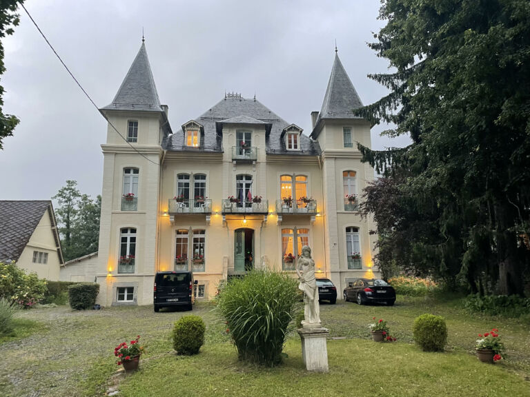 chambre-hote-castel-de-la-pique-facade-pyrenees31