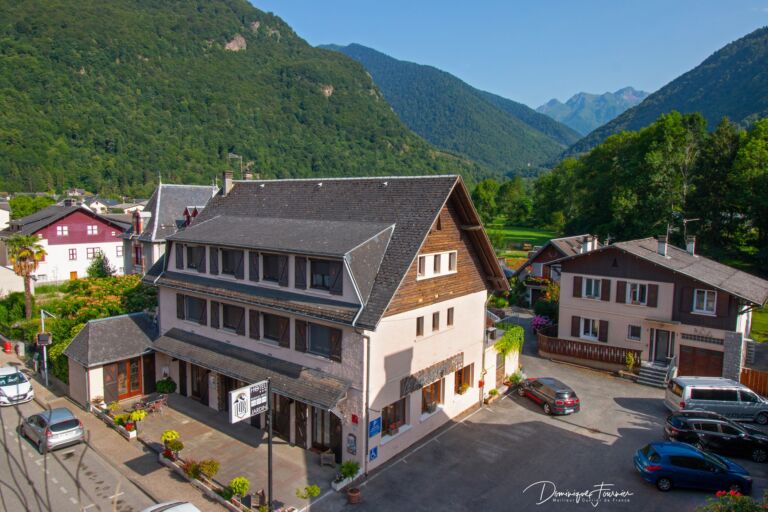hotel-la-rencluse-saint-mamet-facade