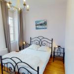 les-meubles-T2-entresol-gauche-luchon chambre-pyrenees