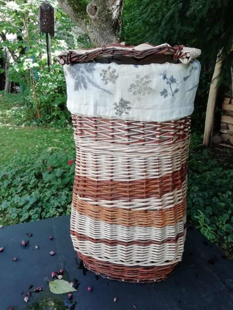 corbeille-a-linge-avec-impressions-vegetalisees