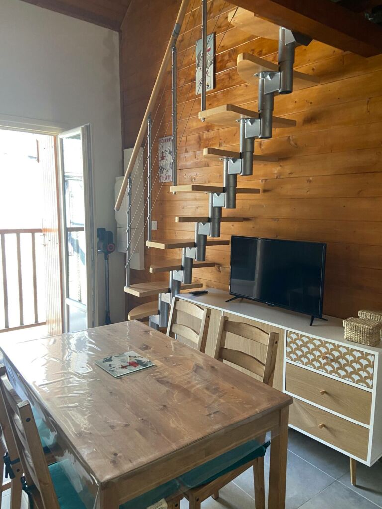 studio-luchon-sci-marques-escalier-pyrenees31-