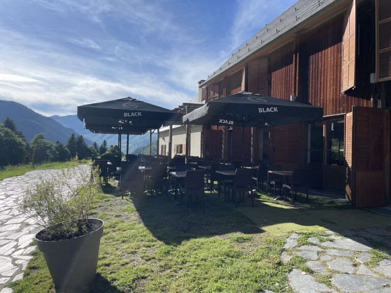 auberge-exterieur-parasol-hospice-de-france-pyrenees31