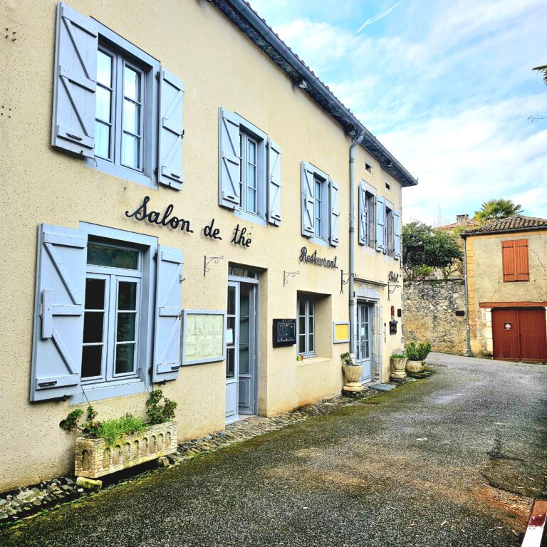 hotel-candide-saint-bertrand-facade