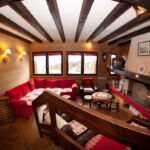 hotel-le-sapin-fleuri-bourg-doueil-salon-cheminee