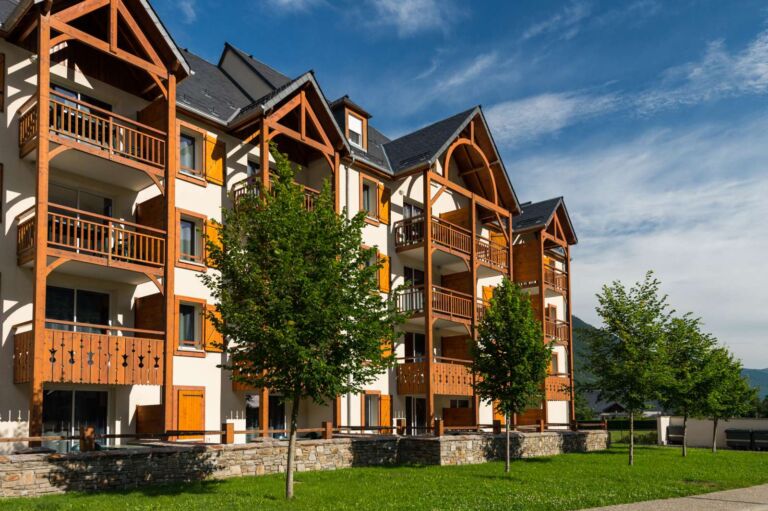 residence-residence-le-belvedere-residence-saint-mamet-facade