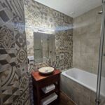 hotel-candide-saint-bertrand-salle-de-bain
