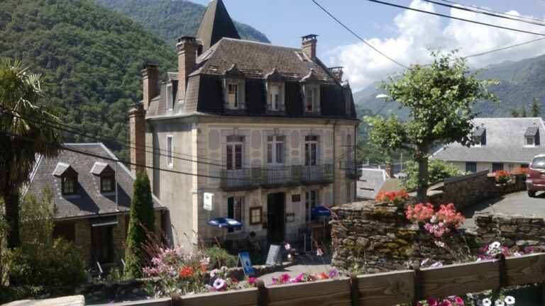 hotel-auberge-du-crabere-melles-vue-exterieure